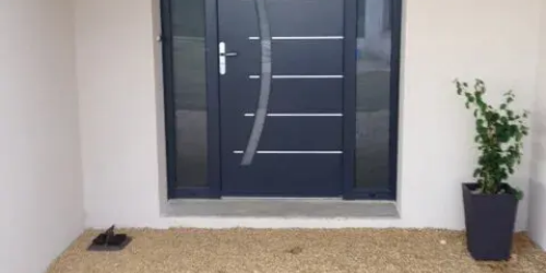 Pose d'une porte d'entrée en aluminium