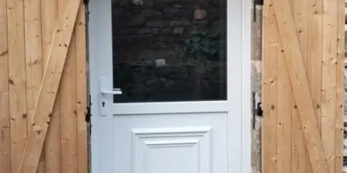 Remplacement d'une porte d'entrée bois par une porte PVC